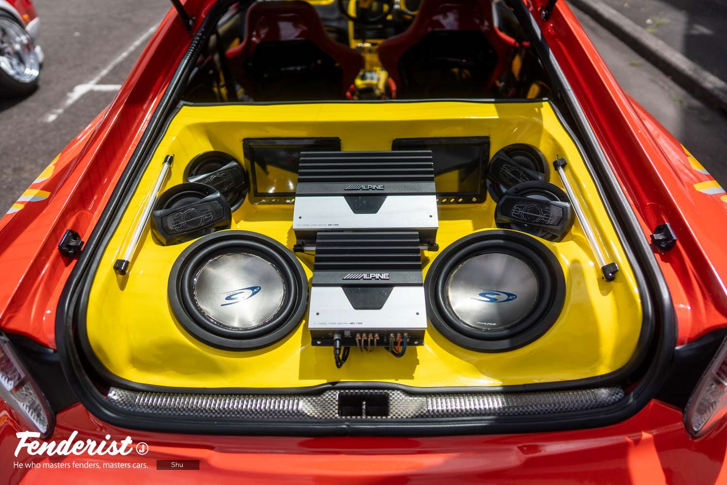 Custom car battle BURN held at FENDERIST